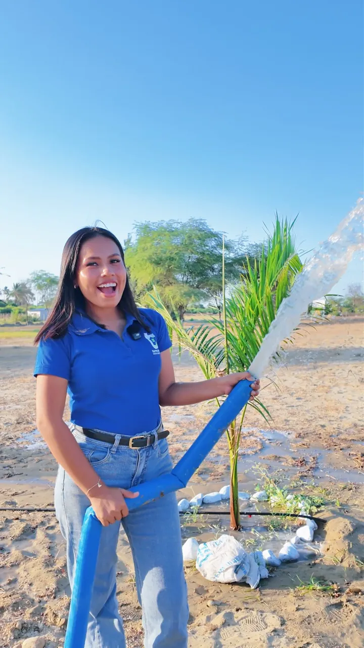 Asesora de Terra Hogar mostrando el agua de pozo tubular en el terreno
